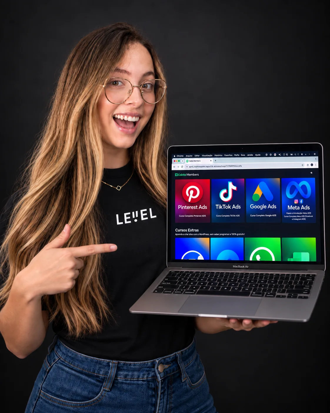 Sabrine Andrade apresentando a biblioteca de cursos da Level em um MacBook